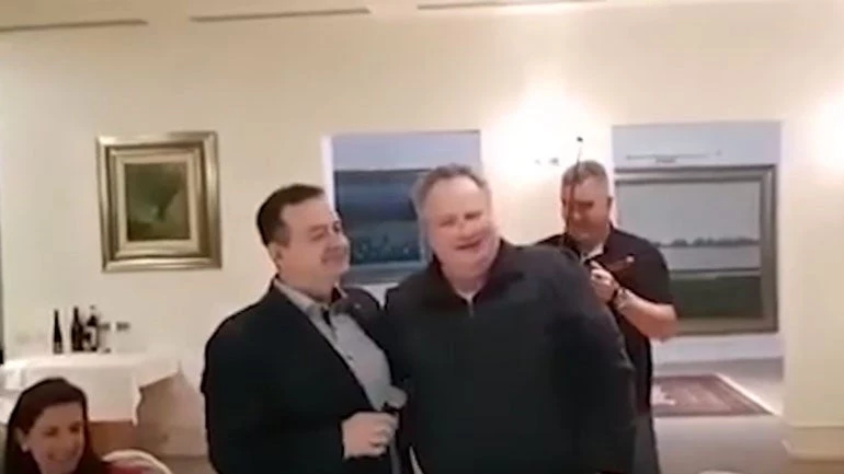 Απίστευτο βίντεο: Σε άπταιστα ελληνικά ο Σέρβος ΥΠΕΞ τραγουδά το «Μη μου θυμώνεις μάτια μου» στον Κοτζιά